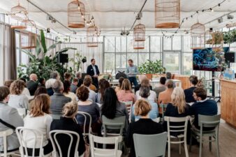 Topambtenaar Araya Sumter op werkbezoek voor samenwerking in convenant Sterk door Werk