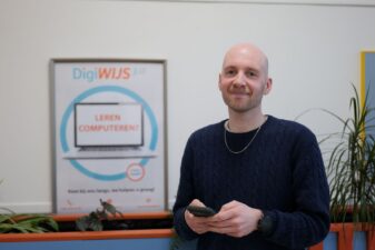 Digiclub WIJ 3.0 vrijwilliger Sybren helpt bewoners die digitaal vastlopen