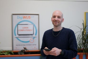 Lees meer over het artikel Digiclub WIJ 3.0 vrijwilliger Sybren helpt bewoners die digitaal vastlopen