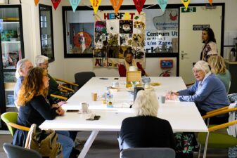 De koffietafel van Samen Naast Elkaar in Hoograven verbindt mensen met elkaar