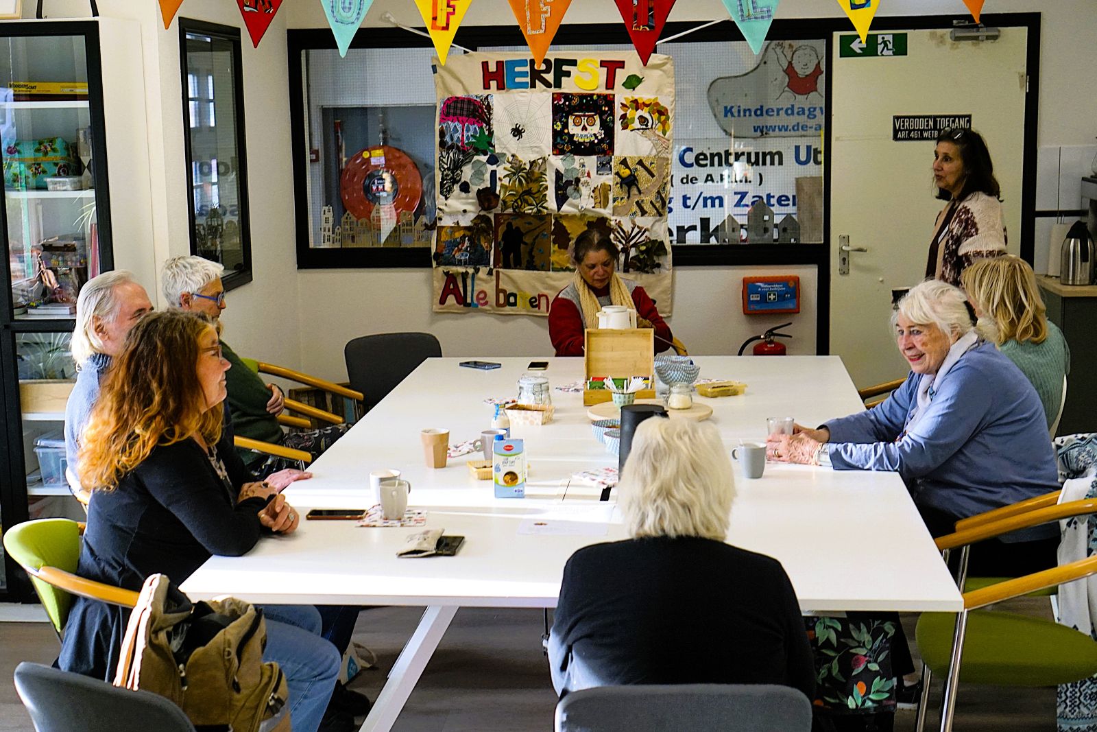 Je bekijkt nu De koffietafel van Samen Naast Elkaar in Hoograven verbindt mensen met elkaar