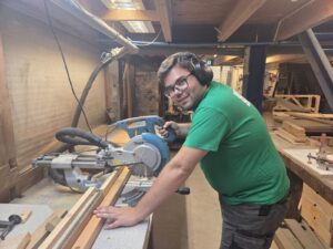 Circulaire Werkplaats Utrecht: Sander knapt oude meubels op en heeft een passie voor vintage spullen