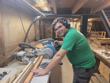 Lees meer over het artikel Circulaire Werkplaats Utrecht: Sander knapt oude meubels op en heeft een passie voor vintage spullen